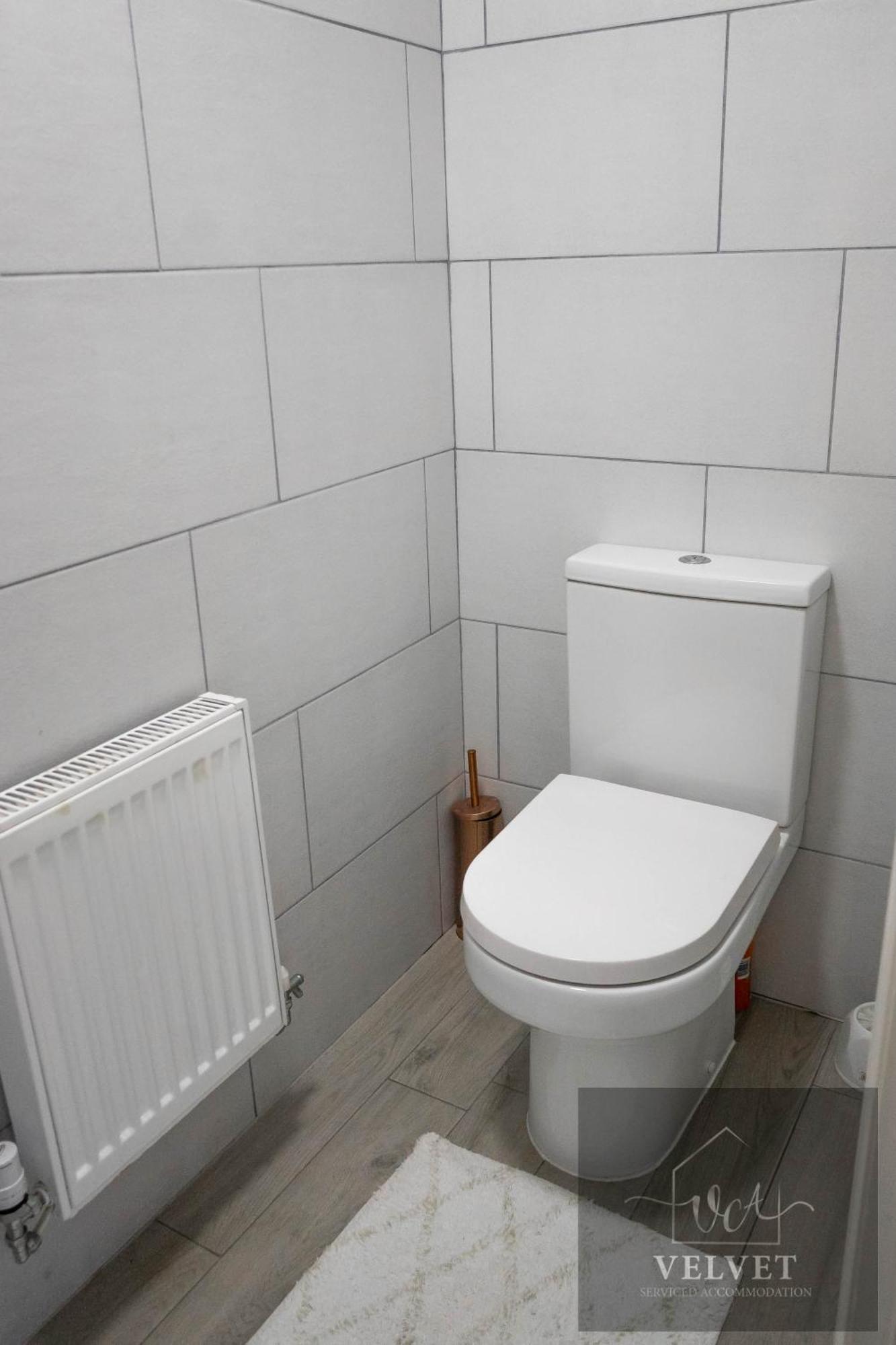 Apartment 1 Bed House , Free Wifi,free Parking,leasure,business *